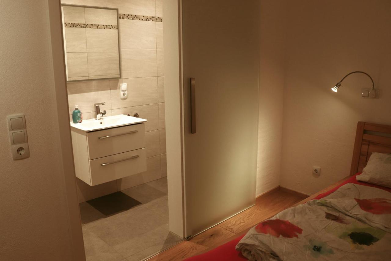 Stilvolle Wohnung Auf 50 M² Mit Parkplatz Und Wifi Kraiburg am Inn Exterior photo